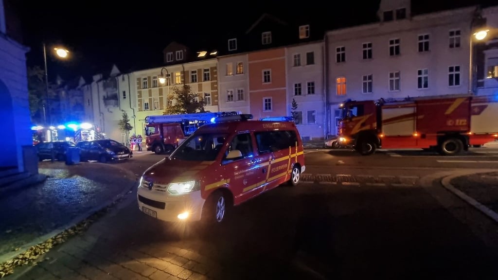 Die Einsatzkräfte in der Kurt-Weill-Straße in Dessau-Nord.