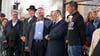 Im Innenhof der Synagoge haben am dritten Jahrestag des Anschlags von Halle unter anderem Angehörige der Opfer sowie Max Privorozki (m.l.), der Vorsitzende der Jüdischen Gemeinde, und Sachsen-Anhalts Ministerpräsident Reiner Haseloff (CDU) den Opfern gedacht.