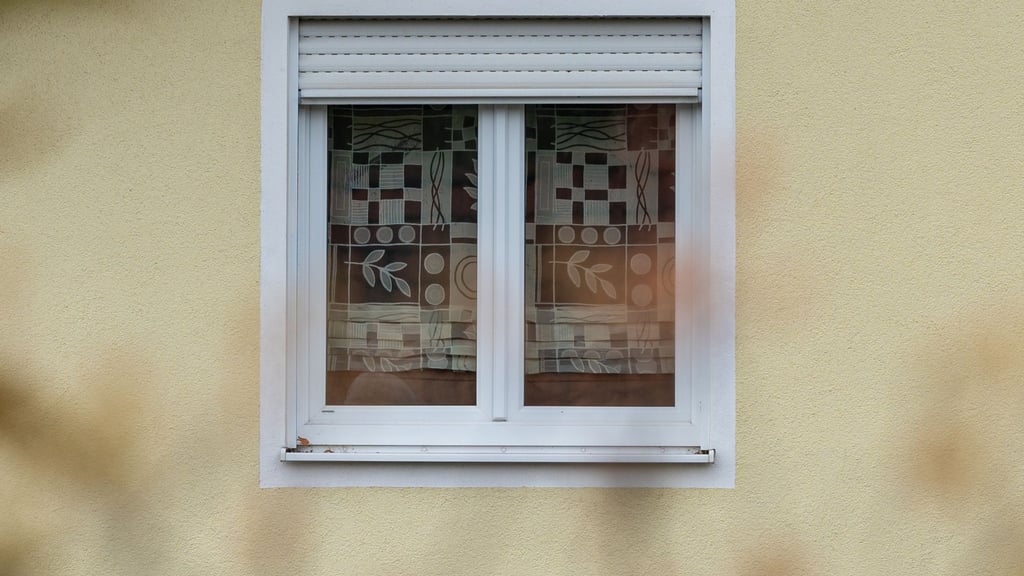 Die Fenster werden durch Rollläden und Rollos nachts zusätzlich isoliert - das kann den Verlust von Heizenergie senken.