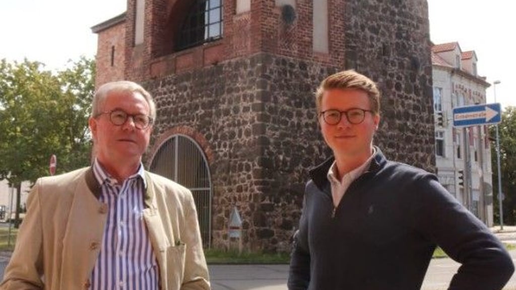 Hennig v. Katte v. Lucke (l.) und August v. Katte v. Lucke in Stendal vor dem Tangermünder Tor.