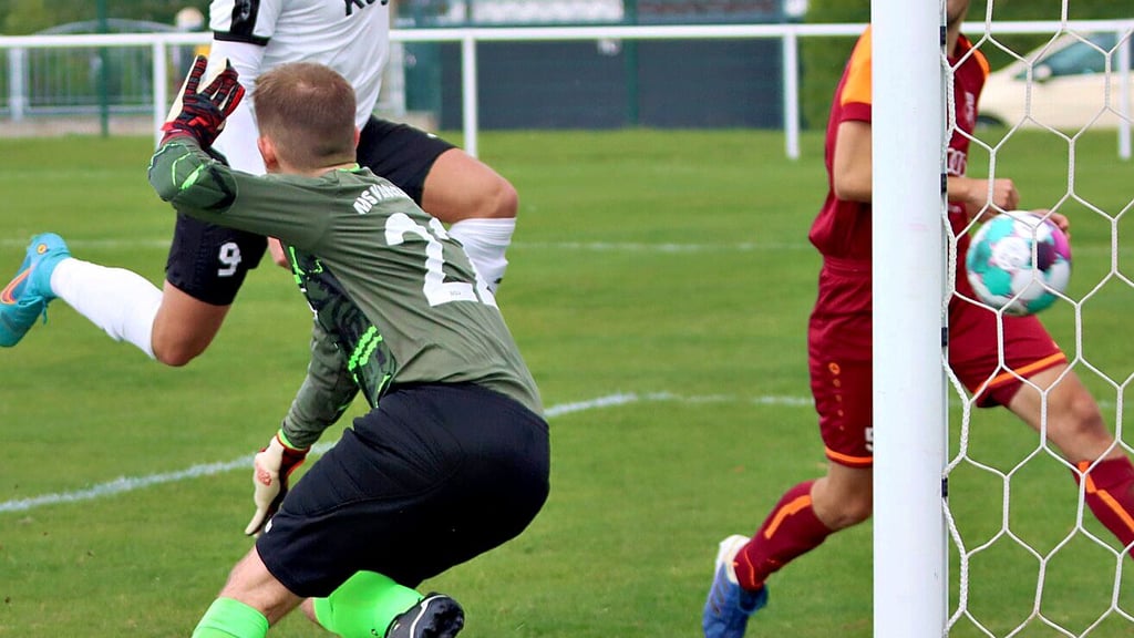 Kai Lasse Brahmann (weiß) drückt den Ball zum 1:0 über die Linie.