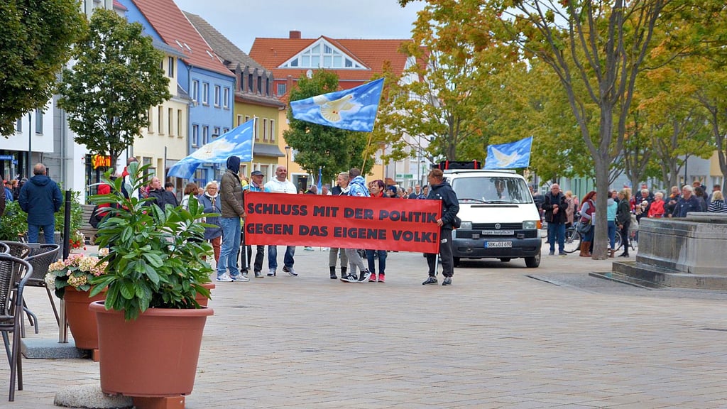 Die Montagsdemonstration in Schönebeck hat erneut mehr als 300 Teilnehmern auf die Straße bringen können. 