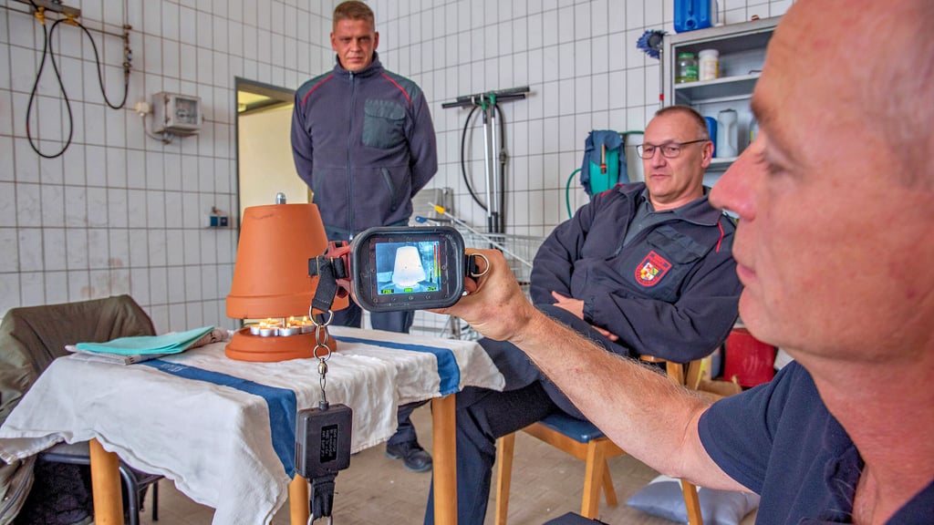 Unter den Augen der Dessauer Berufsfeuerwehr wurde der sogenannte Teelichtofen getestet.