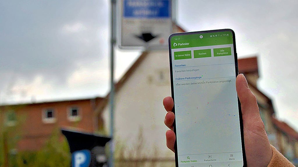 Mit der App des Anbieters „Parkster“, wie im Bild zu sehen, kann man bald in Stendal ohne Kleingeld parken.  