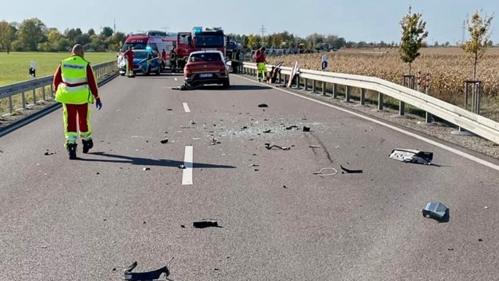 Der Unfallort bei Porst: ein Trümmerfeld.