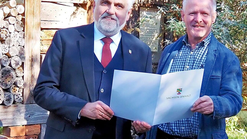 Umweltminister Armin Willingmann (links) überreicht an den Naturschutzbund-Kreischef Peter Neuhäuser aus Stendal die Finanzierungszusage für ein Schutzprojekt.