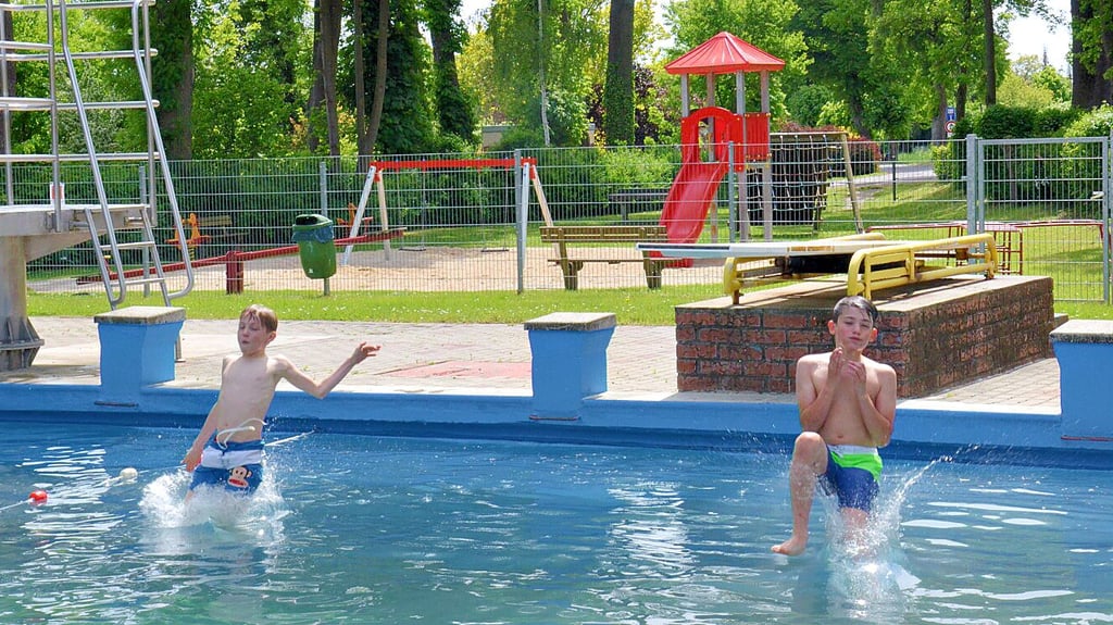 Der Sprung ins kühle Nass gehört jeden Sommer  dazu. Stadt und Förderverein des Freibads streben eine klimafreundliche Sanierung an. Dazu stellte die Stadt einen Förderantrag. 