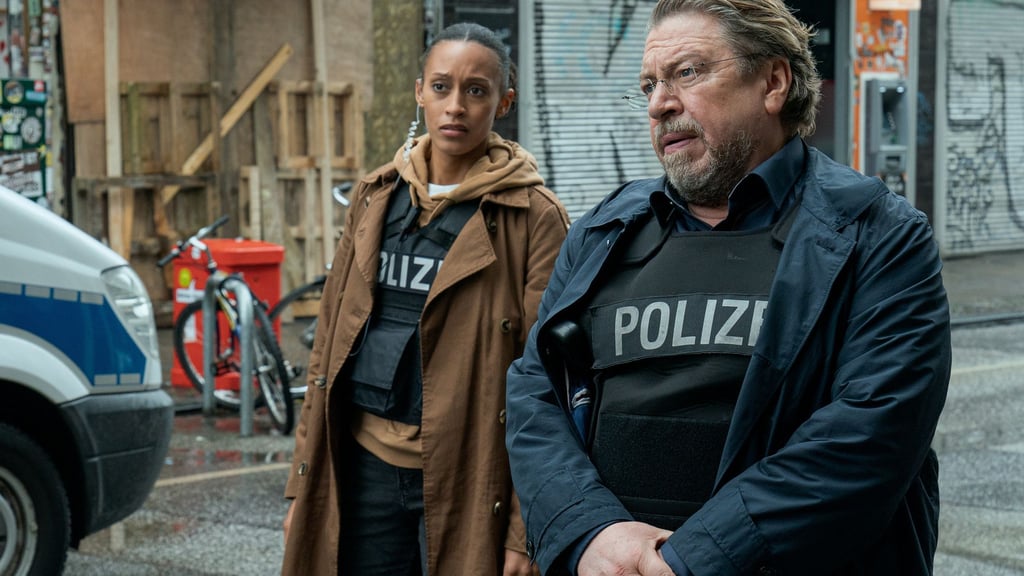 Lulu (Sabrina Ceesay) und Erichsen (Armin Rohde) im Einsatz.