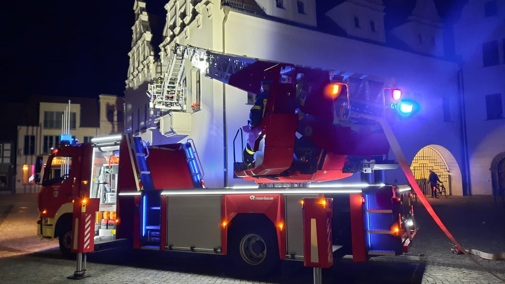 Feuerwehreinsatz auf dem Stendaler Marktplatz: Die Feuerwehr fährt eine Drehleiter aus, um zum Balkon des Oberbürgermeisters zu gelangen.