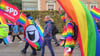 Queere Menschen gehen beim zweiten Christopher-Street-Day in Stendal auf die Straße, um gegen Homo- und Transfobie zu demonstrieren 