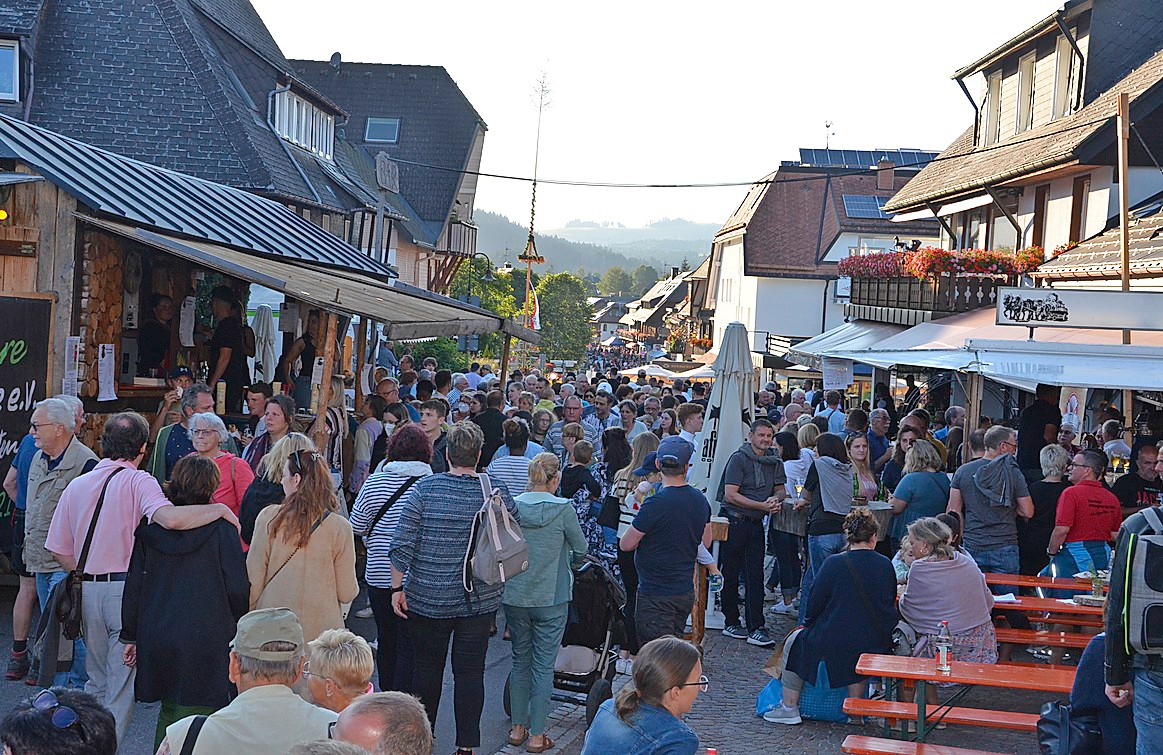 Bis Mitternacht bummeln, entspannen und genießen. Sonderangebote,  Live-Musik, Ponyreiten, kulinarische Köstlichkeiten, Flohmarkt und mehr im  Programm - Badische Zeitung