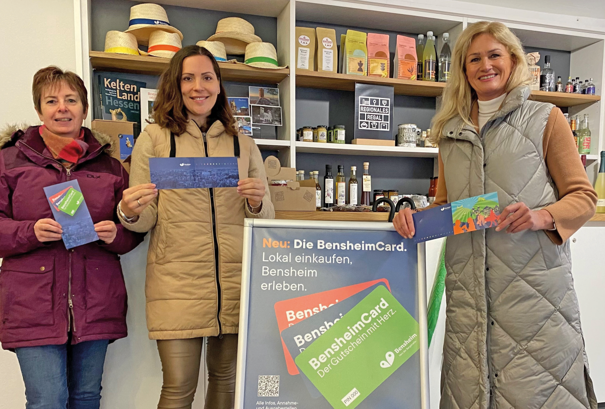 Erika Arnold, Zita Schaider und Marion Bopp (v.l.) vom Verein Stadtmarketing Bensheim präsentieren die neue BensheimCard. BILD: STADTMARKETING