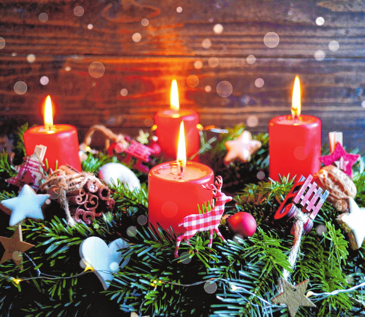 Der traditionelle Adventskranz wird aus Tannenzweigen gemacht, dem Symbol für Hoffnung und Leben. I BILD: STOCK.ADOBE.COM - S.H.EXCLUSIV