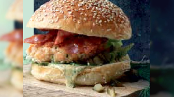 Lachs-Burger mit süß-sauren Gurkenpickles