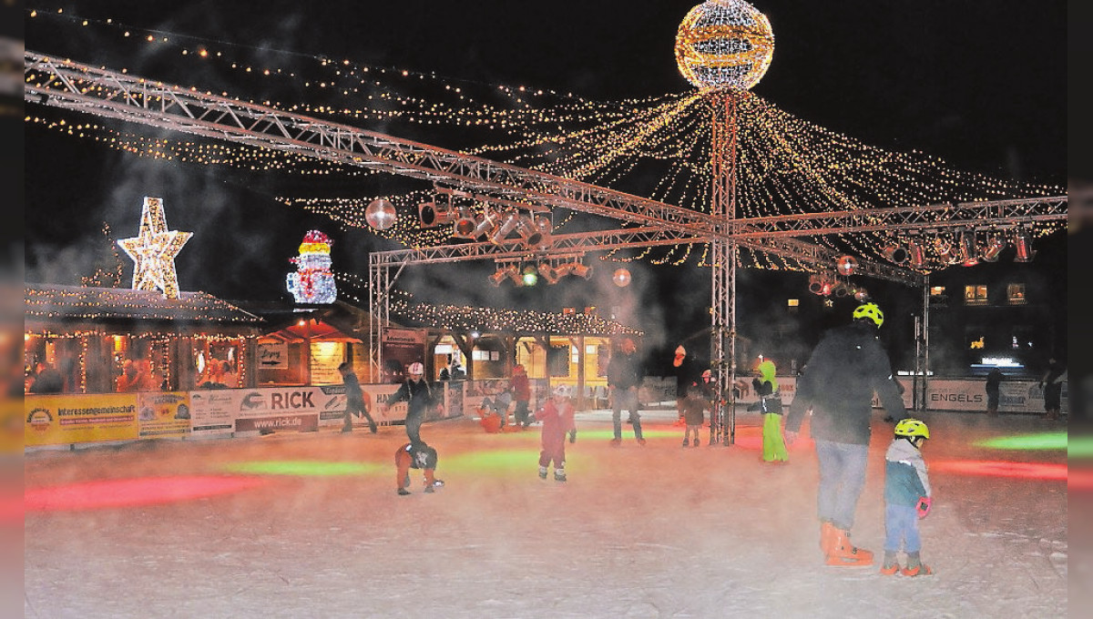 Aachen-Brand: Adventsmarkt mit Eislaufbahn auf dem Marktplatz. Vorsicht, Glatteis