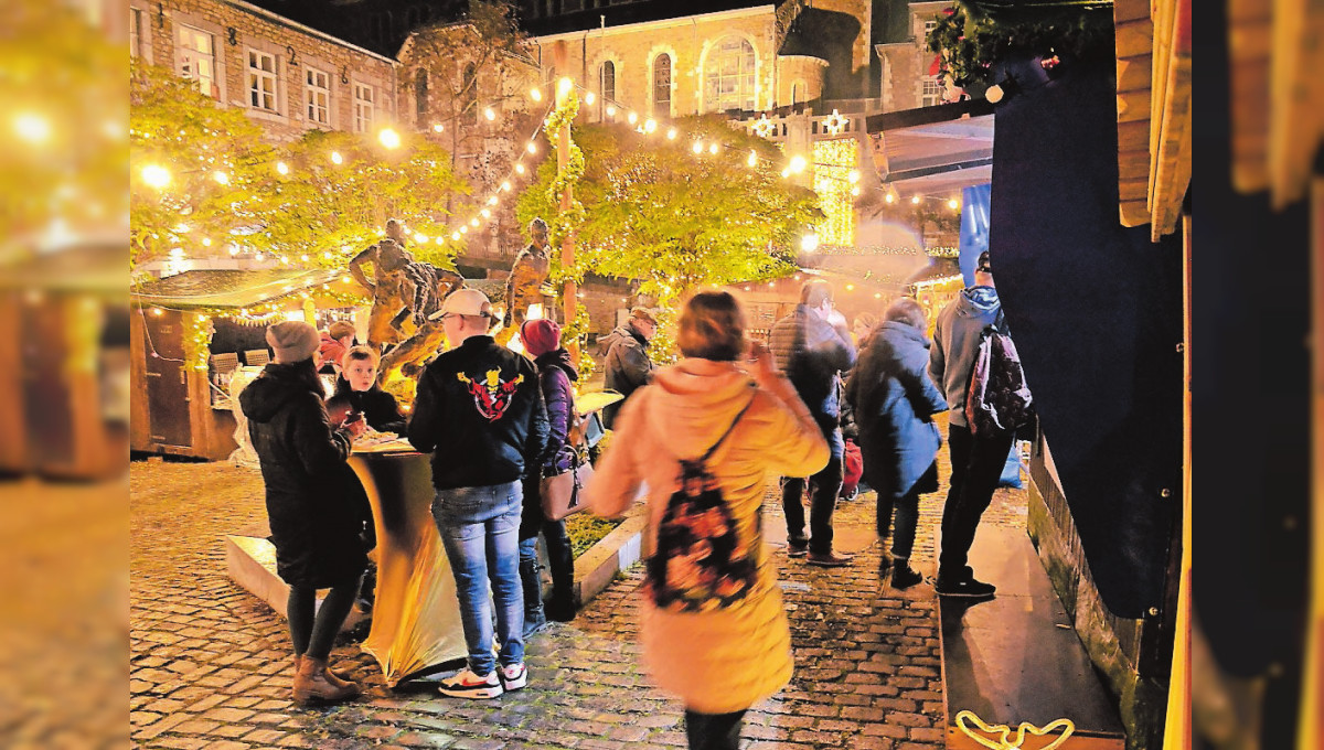 Die "Burgfräuleins" haben jetzt das Kommando: Mittelalterlicher Weihnachtsmarkt mit verkaufsoffenem Sonntag