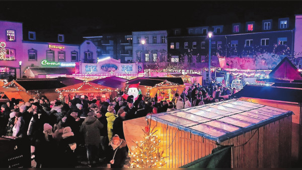 Eschweiler Weihnachtsmarkt: Budendorf auf dem Markt kommt an