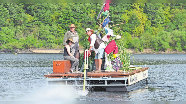 Ungewöhnliche Boote bei Rursee in Flammen: Ein bisschen verrückt