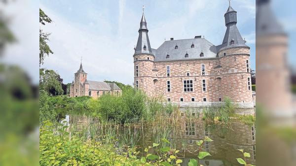 Schloss Jehay und Stadt Huy in Belgien: Schachbrett im Spiegel