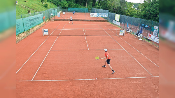 Spitzen-Tennis: Am Hammerberg fliegen wieder die Filzkugeln