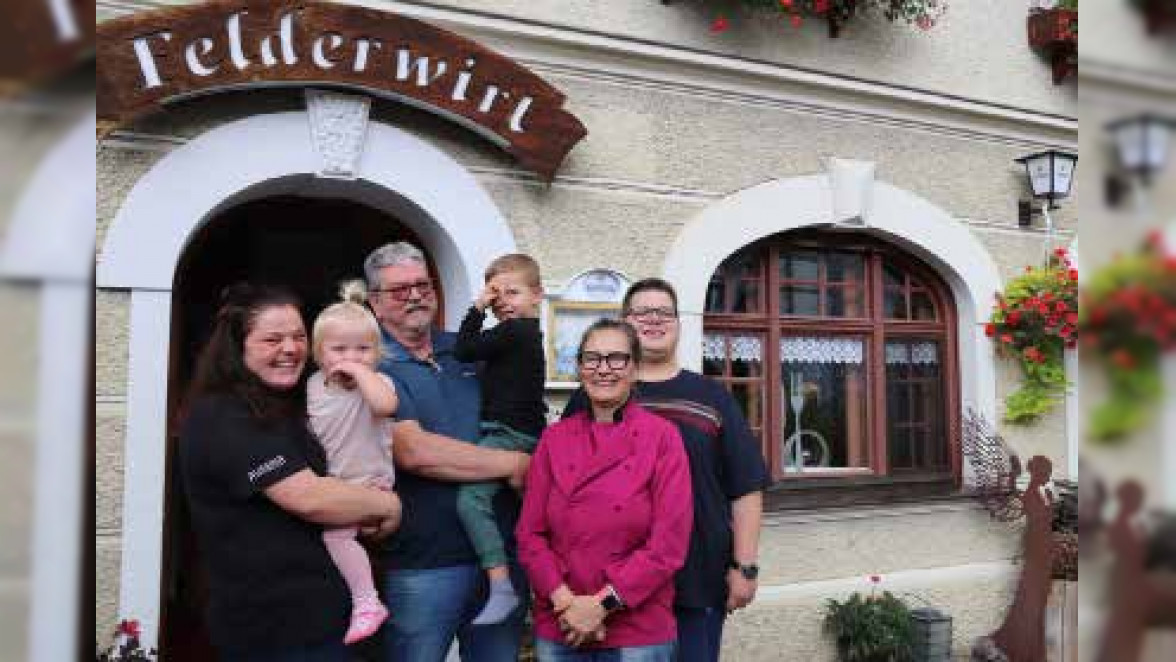 Drei Generationen der Familie Kremer (von links) vor ihrem Felderwirt: Tochter Julia Kremer mit ihrer Tochter Pauline, Dieter Kremer mit seinem Enkel Emil, Ulrike Kremer und Sohn Karl Kremer.