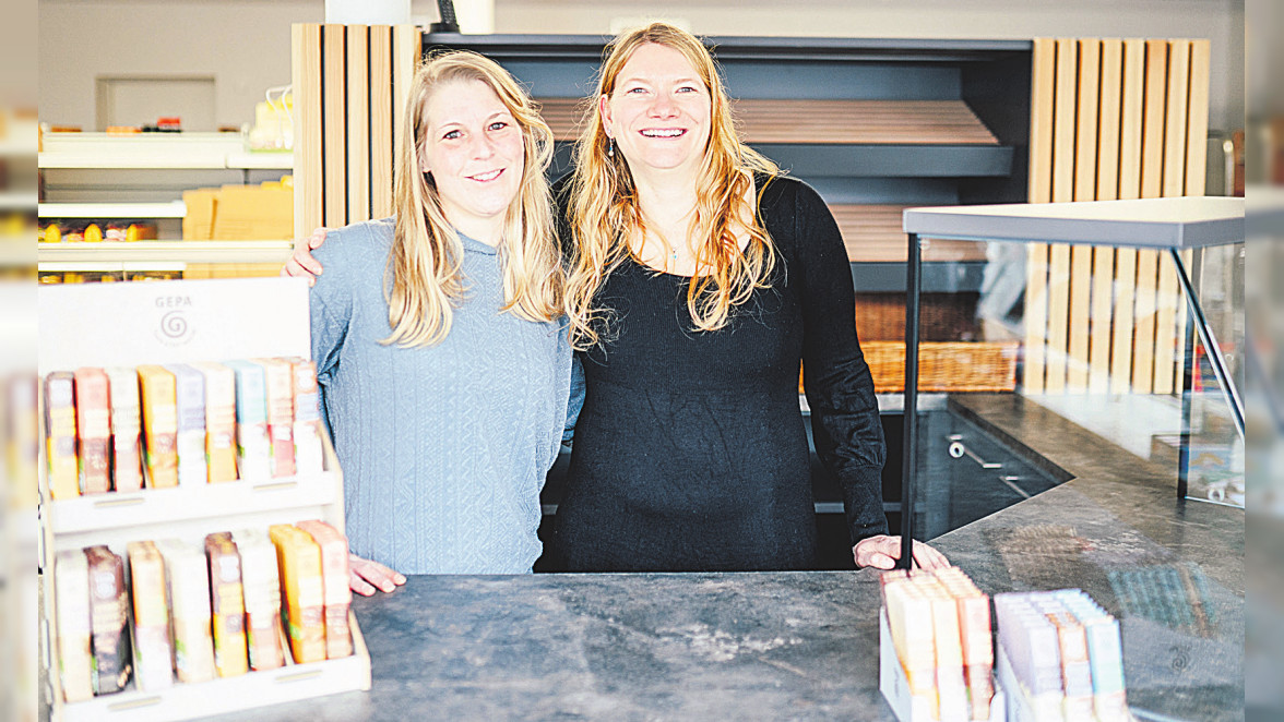 Die zwei Frauen, die nicht nur hinter dem Konzept, sondern auch hinter der Theke des Görisrieder Dorfladens stehen, sind Bianca Klein (links) und Julia Sommer. Foto: Rebekka Weihele