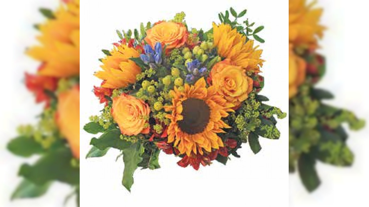+ ENDLICH SOMMER Für den Sommer bietet Blumen Kurlebaur besonders farbenfrohe Sträuße und Gestecke an. Memminger Zeitung /AZV