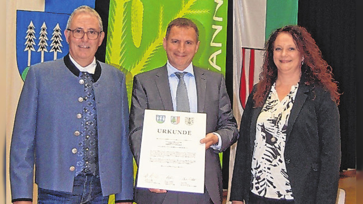 Tannheim hoch drei: Bürgermeister Harald Kleiner aus Tannheim in Tirol (links) Bürgermeister Heiko De Vita aus Tannheim in Württemberg mit der Partnerschaftsurkunde (Mitte) und Ortsvorsteherin Anja Keller aus Tannheim im Schwarzwald (rechts).