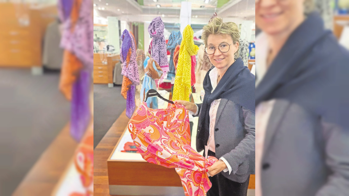 Modehaus Obermeyer: Luftige Kleider in fröhlichen Farben