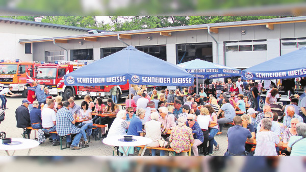 Feuerwehr Gelnhausen-West feiert Gerätehausfest: Würstchen und Oldtimer