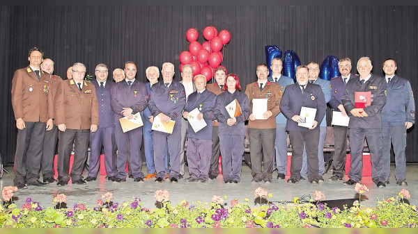 Großes Fest zum 100. Geburtstag der Feuerwehr Neuenhaẞlau