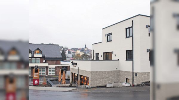 Kreissparkasse und Café der Bäckerei Naumann in Birsteins Neuer Mitte