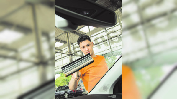 Gefahr im Herbst für Autofahrer durch tiefstehende Sonne