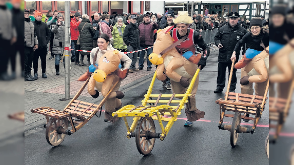 Traditionelles Schubkarrenrennen am Kerbmontag in Roßdorf