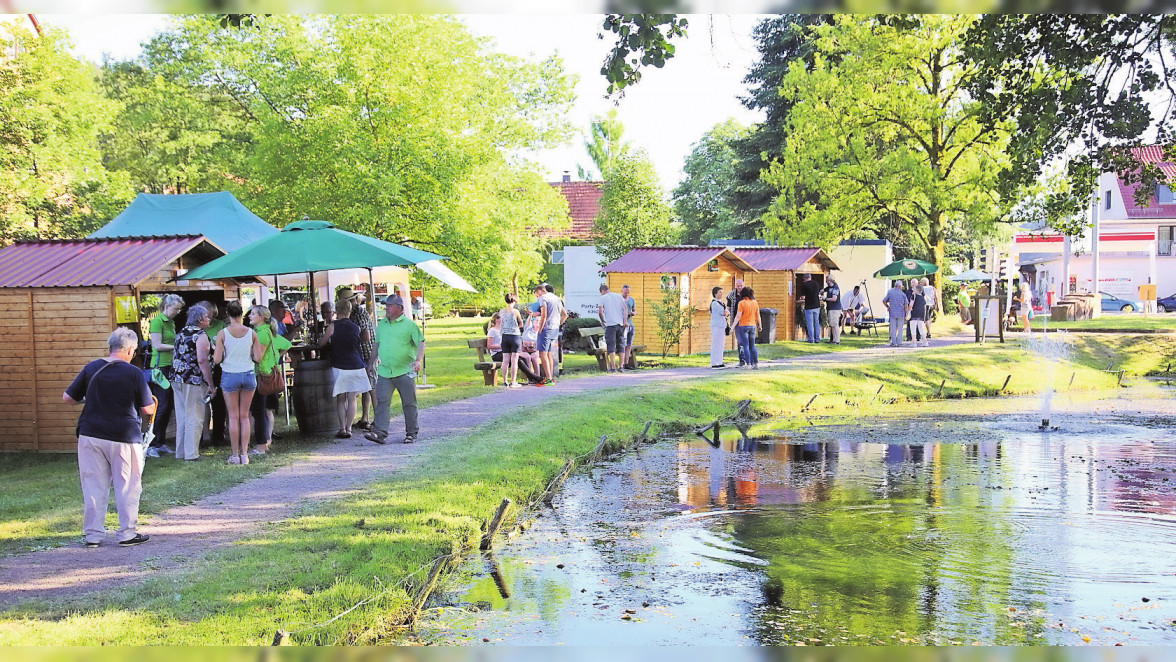 Jossgrund-Burgjoß: Spessartmarkt im Juni im Park von Burgjoß