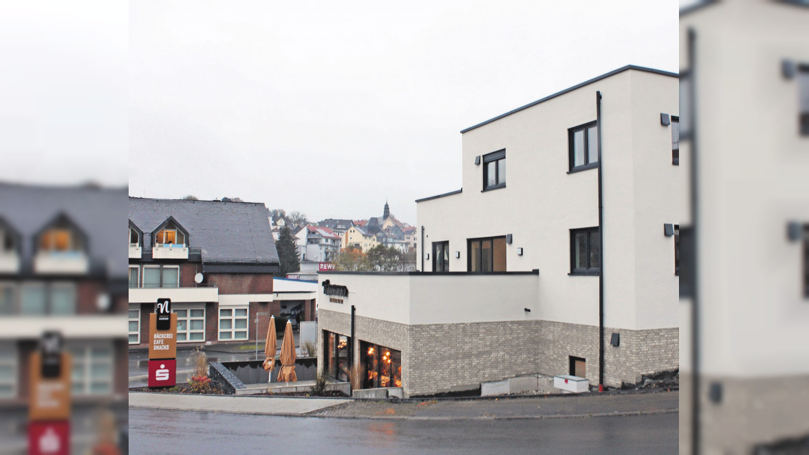 Kreissparkasse und Café der Bäckerei Naumann in Birsteins Neuer Mitte