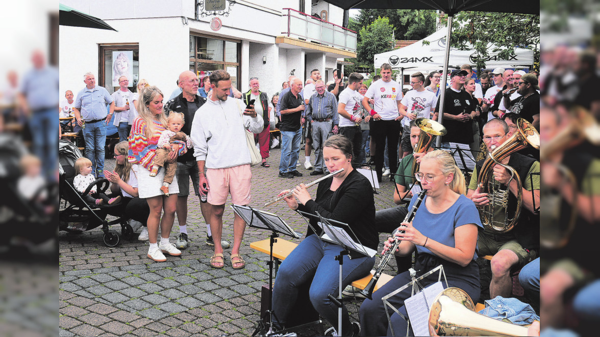  Kerblaibchen hängt, Kerbbaum folgt