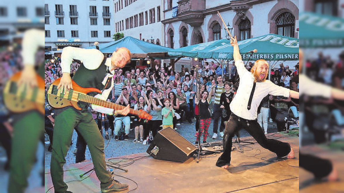 Während des Leipziger Stadtfestes wird der Kirchplatz zu einem ...