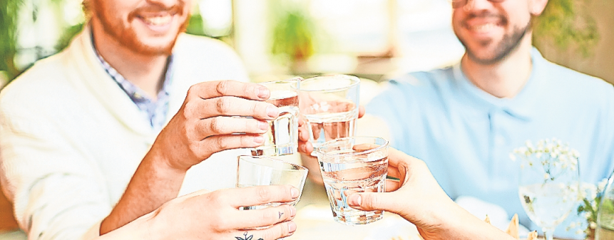 Mineralwasser ist Durstlöscher und mehr