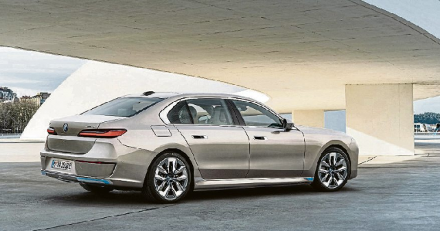 The new i7 - BMW bringt seine erste vollelektrische Limousine auf die Bahn