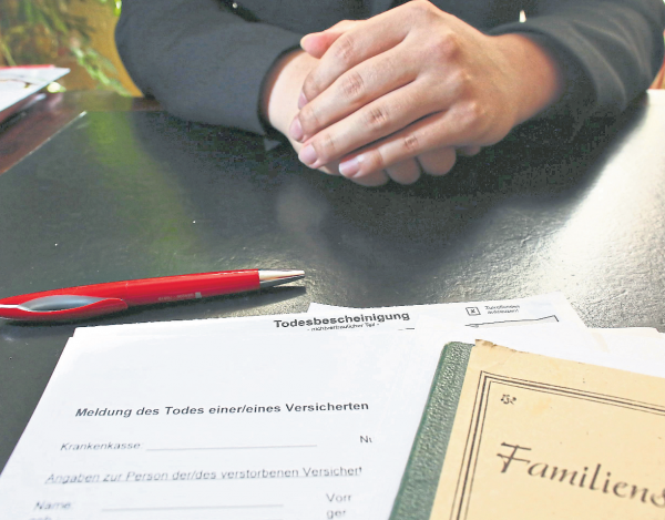 Angehöriger verstorben: Diese Dinge sollten Sie jetzt regeln