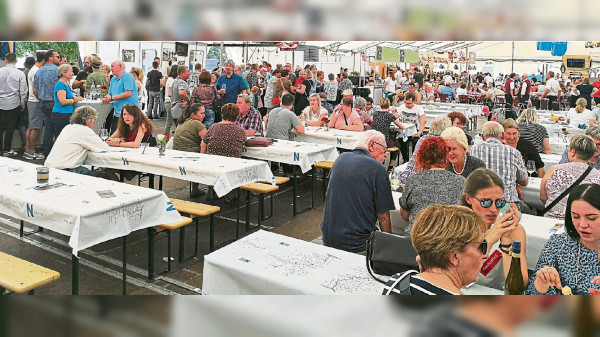 Jahrmarkt Bad Kreuznach: Wein, Speisen und Musik im Naheweinzelt