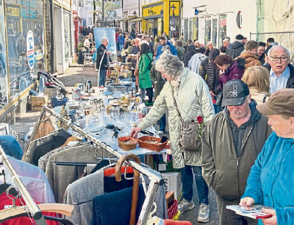 Buntes Markttreiben und Flohmarkt in der Oberstraße in Simmern