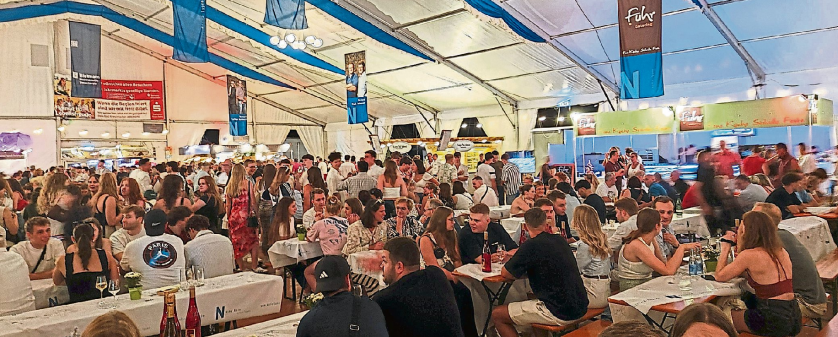 Genuss und Programm im Naheweinzelt auf dem Bad Kreuznacher Jahrmarkt