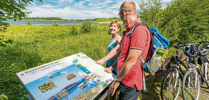 Neue touristische Infotafeln am Wied-Radweg aufgestellt