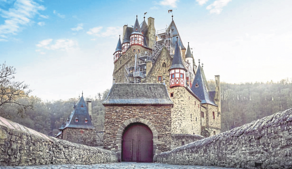Burg Eltz: 40 Tonnen für das Grafendach!