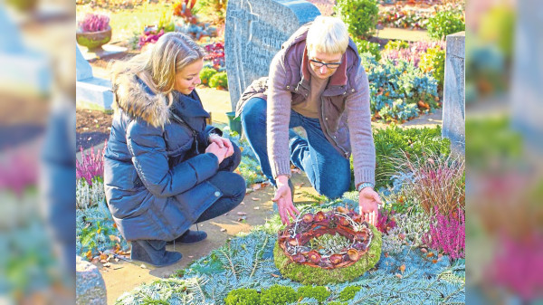 Totengedenktage: Herbstleuchten auf dem Friedhof und geschmückte Gräber