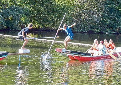 Spektakel auf der Nahe: Fischerstechen lockt Tausende zur Roseninsel