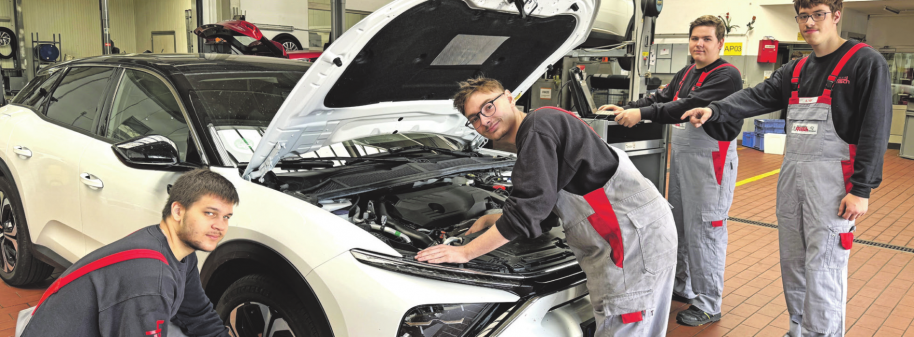 Autohaus Frensch in Langenhahn begrüßt 4 neue Auszubildende