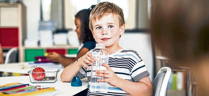 Schüler und Schülerinnen trinken zu wenig